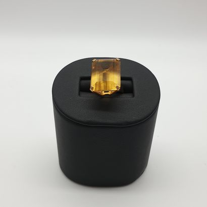 BAGUE en or jaune 750°

Ornée d'une citrine,...