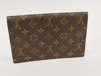 LOUIS VUITTON 

Petite pochette de soirée...