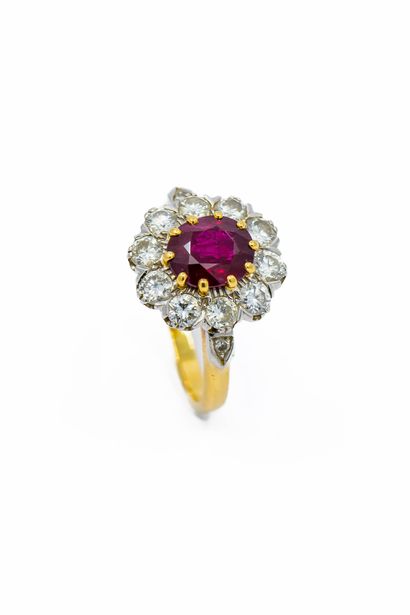 BAGUE en or jaune 750° surmontée d'un rubis...