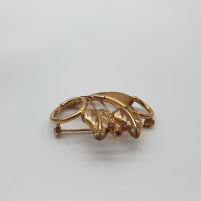 BROCHE en or jaune 750° ornée de trois pierres...