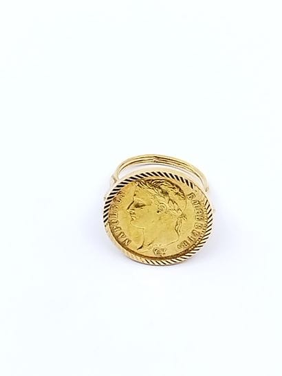 BAGUE en or jaune 750° ornée d'une pièce...