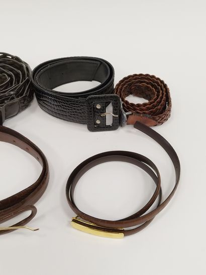 
LOT de sept ceintures en cuir noir et marron



Déjà...