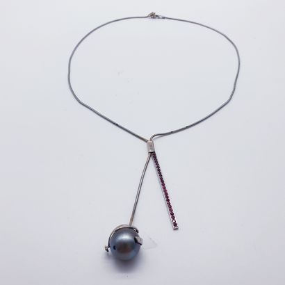 COLLIER en or gris 750° orné d'une perle...