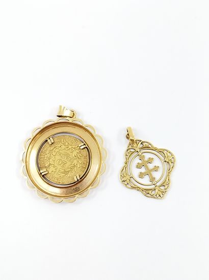 PENDENTIF circulaire en or jaune 750° orné...