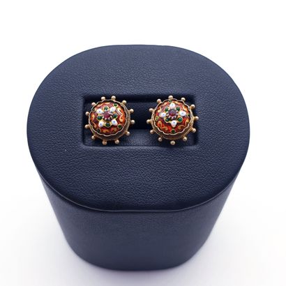 PAIRE DE BOUTONS D'OREILLES

Ornée d'émaux...