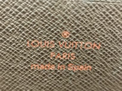 LOUIS VUITTON Zippy

Portefeuille en toile...