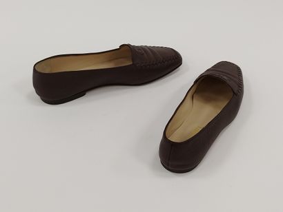 
CHANEL




Pair of brown leather loafers




Size...