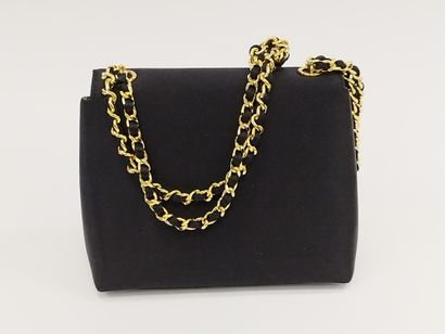 CHANEL

Sac de soirée en tissu noir

Anse...