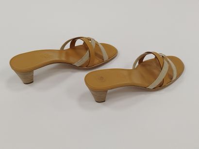 
HERMES




Paire de sandales à talons en...