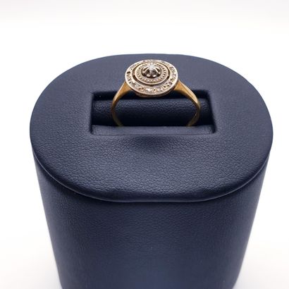 
BAGUE en or deux tons 750°, plateau circulaire...