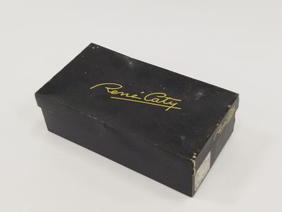 
RENE CATY 




Pair of brown leather pumps...