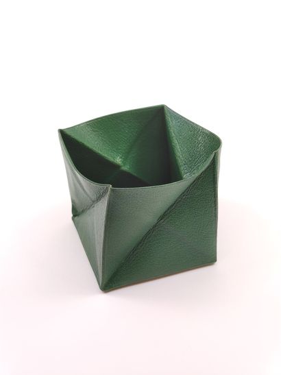 HERMES

Porte-monnaie en cuir vert 

Dans...