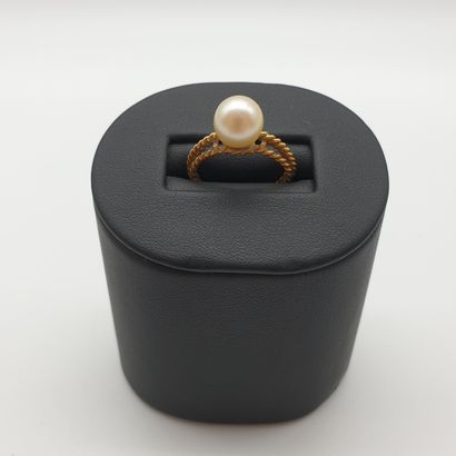 BAGUE en or jaune 750° tréssée ornée d'une...