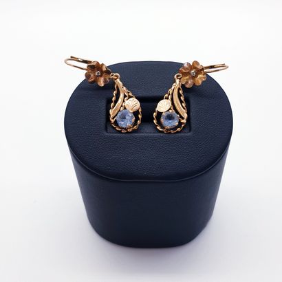 PAIR of earrings in yellow gold 750°, decorated...