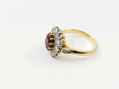 BAGUE en or jaune 750° surmontée d'un rubis...