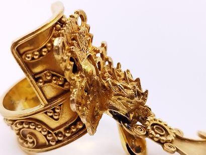
BAGUE en or 14 kt 




Travail étranger...