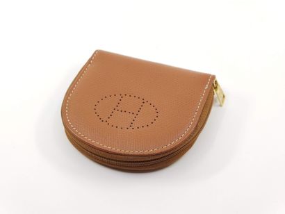 HERMES

Porte-monnaie de forme demi ronde...