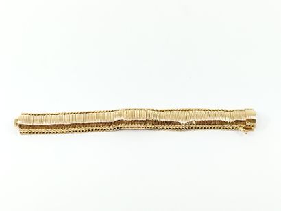 UNIVERSAL Geneva

Lady's wristwatch in yellow...