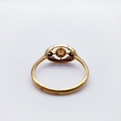 BAGUE en or deux tons 750° orné d'une perle...