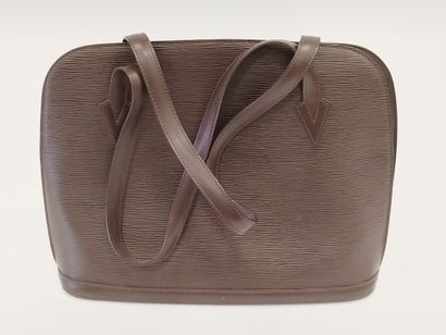 LOUIS VUITTON modèle LUSSAC 

Sac à main...