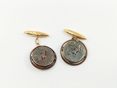 PAIRE de boutons de manchette en or et métal...
