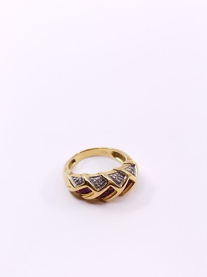 BAGUE en or jaune 750 ° ornée de rubis rond...