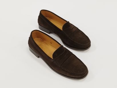 
TOD'S




Paire de mocassins en daim marron...