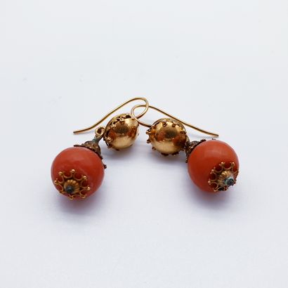 
PAIRE de pendants d'oreilles en or jaune...