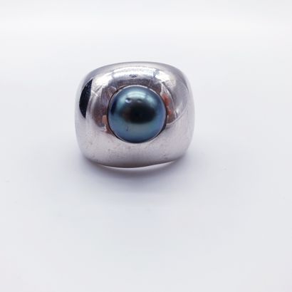 
BAGUE en or gris 750° ornée d'une perle...