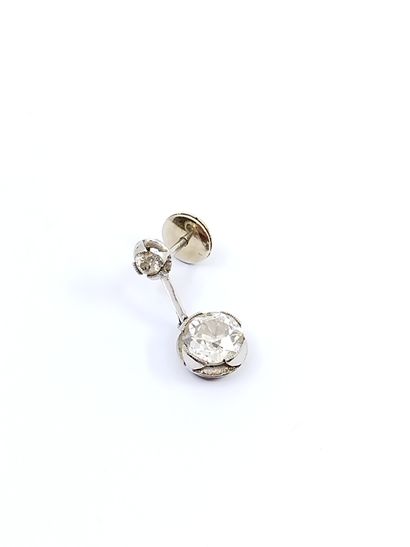 
BOUCLE esseulée sertie d'un diamant taille...
