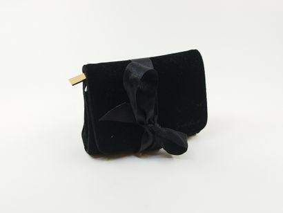 GUERLAIN

Petit sac de soirée en tissu noir...