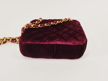 CHANEL

Sac de soirée en velours bordeau

Anse...