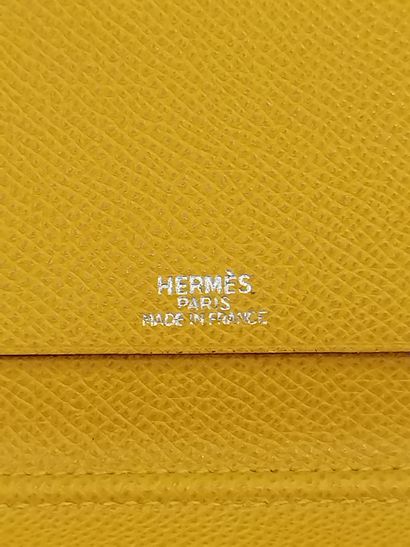 HERMES Paris

Porte-chéquier en cuir gold,...
