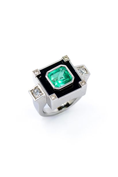 BAGUE en or gris 750° ornée d'une émeraude...