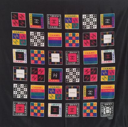 CHANEL 

Foulard multicolore à décor de sigle...