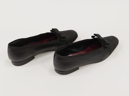 
LARIO




Pair of black leather ballerinas...