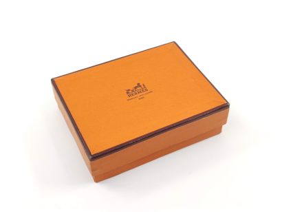 HERMES Paris

Porte-monnaie en cuir bordeaux

Dans...