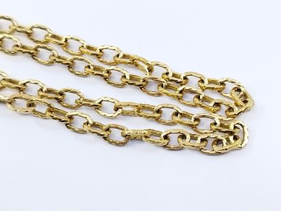COLLIER sautoir en or jaune 750° anneau torsadé...