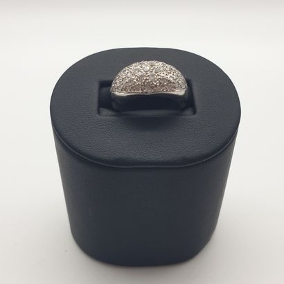 BAGUE en or gris 750°, ornée d'un pavage...