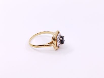 
BAGUE en or jaune et gris 750° ornée d'un...