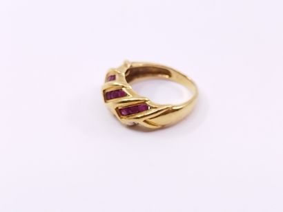 BAGUE en or jaune 750 ° ornée de rubis rond...