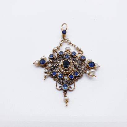
PENDENTIF en or et argent ornée de perles...
