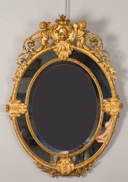 
MIROIR ovale à fronton dans un double encadrements,...