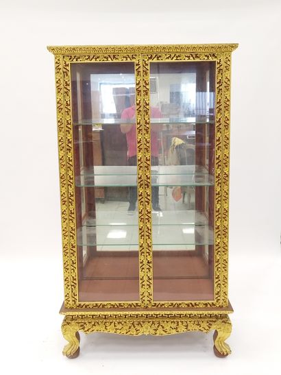 CHINA 

Carved gilded wood showcase opening...