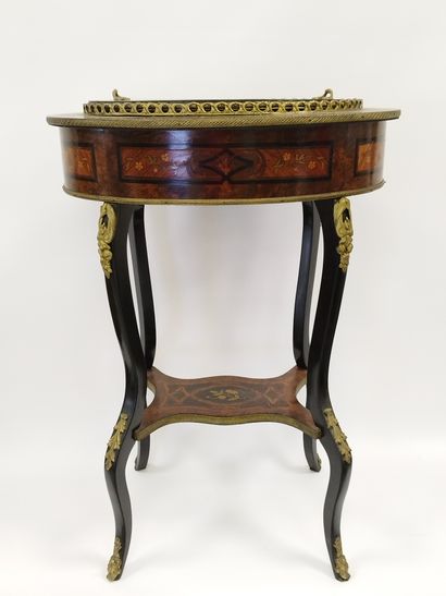 JARDINIERE de forme ovale en bois de placage,...