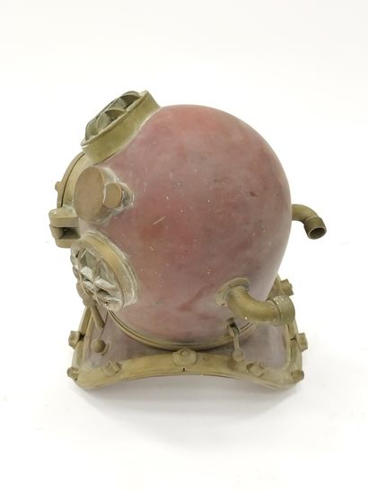 CASQUE DE SCAPHANDRE AMERICAIN MARK V

Date...