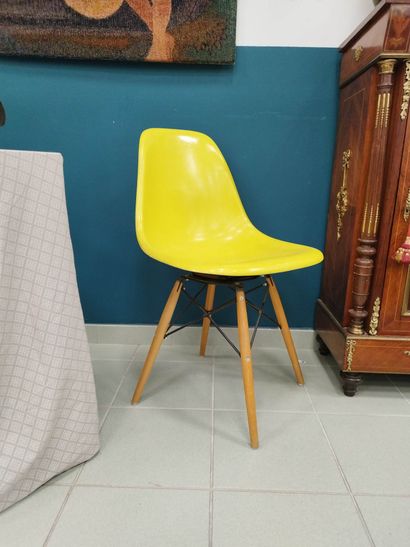 
EAMES Charles et Ray 

Fauteuil DSW jaune...