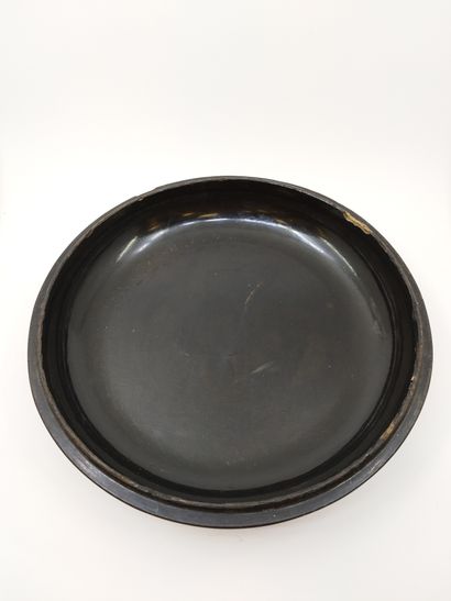 VIETNAM

Round box in black lacquered wood,...