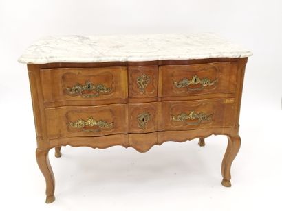Provencal COMMODE with crossbow front, 

In...