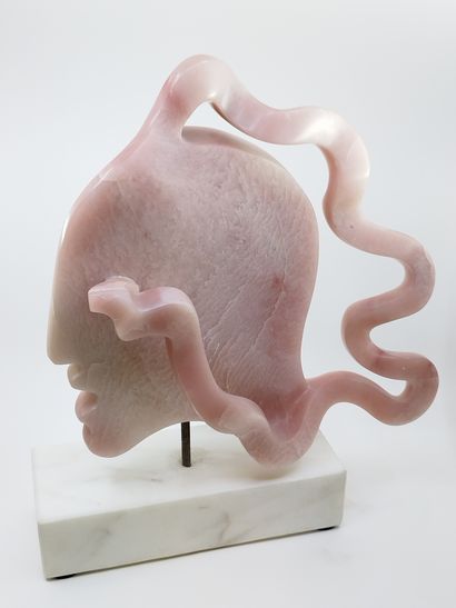 SCULPTURE EN QUARTZ ROSE

Representant un...